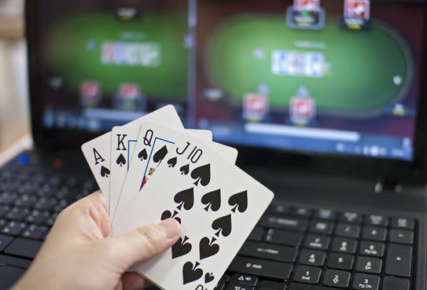jl520 slots lobby displayed on a Philippine smartphone showing reel games and spin buttons